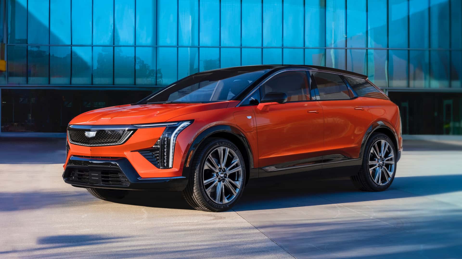 Cadillac'ın Yeni Elektrikli SUV'ları Gerçek Dünya EV Menzil Testlerini Ezdi