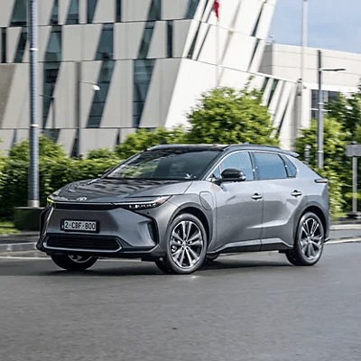 Toyota'nın Yeni Elektrikli SUV'u Çekimlerde Göründüğünde Çarpıcı Görünüyor