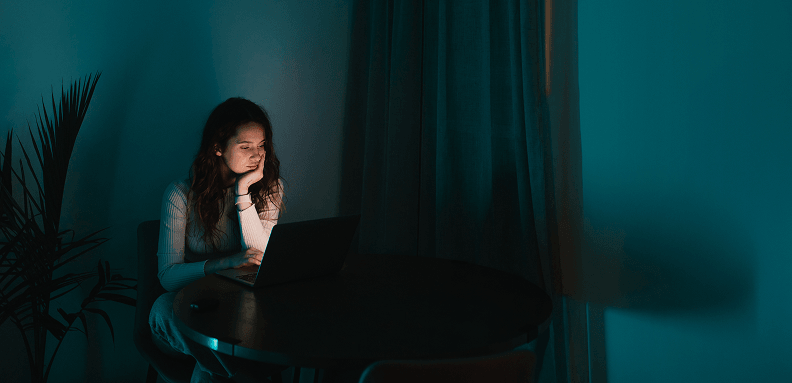 Yapay Zeka Sycophancy Ölçeği: LLM'ler Neden Aşırı Uyumlu Oluyor?