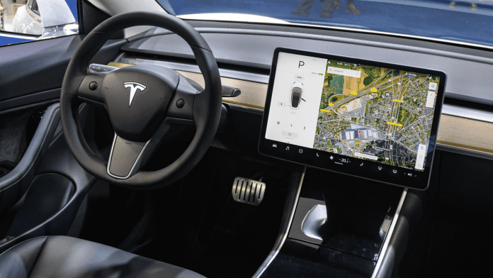 Tesla'nın Yeni Otonom Sürüş Sistemi: Gerçekten Farkındalık Sahibi mi?